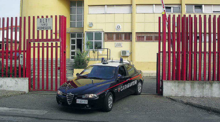 Spaccio e porto abusivo di armi, 20enne arrestato a Cirò Marina