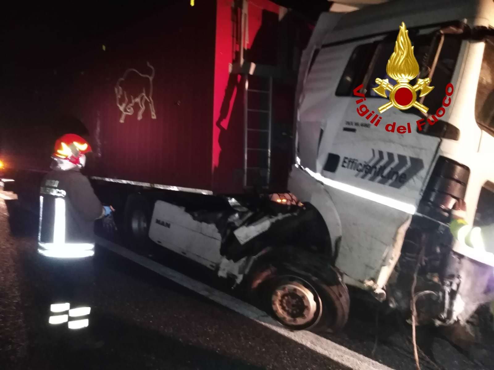 Cosenza, camion finisce di traverso sull'autostrada
