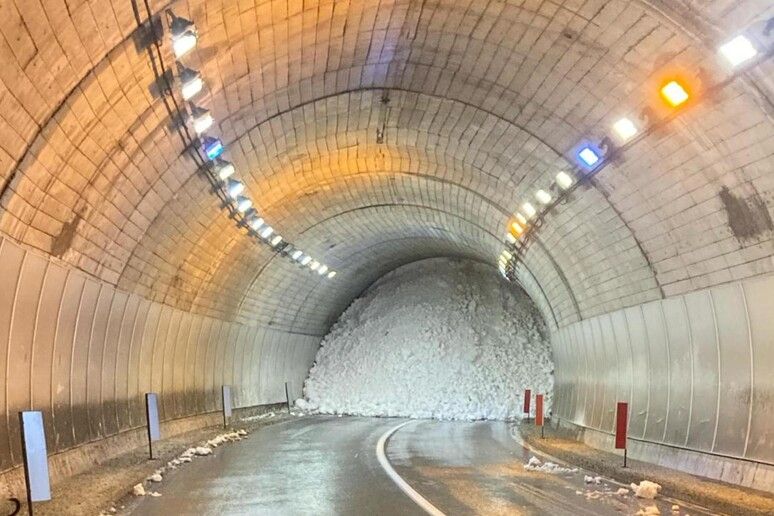 Valanghe, oltre 6mila persone isolate in Valle d’Aosta