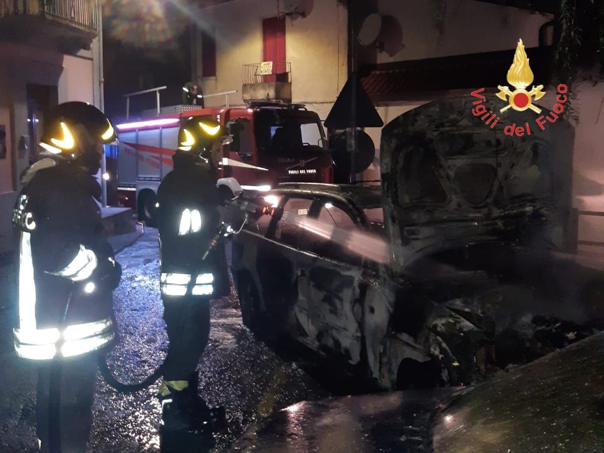 Panico nel Catanzarese. In fiamme tre auto – LE FOTO