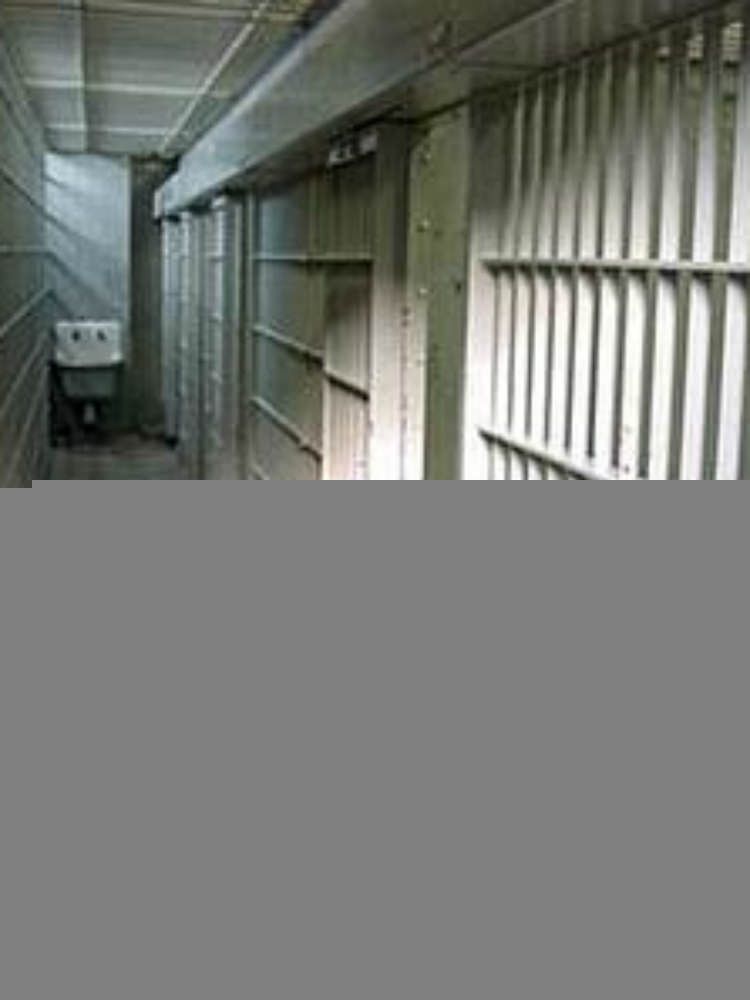 Tenta di evadere, bloccato da un agente