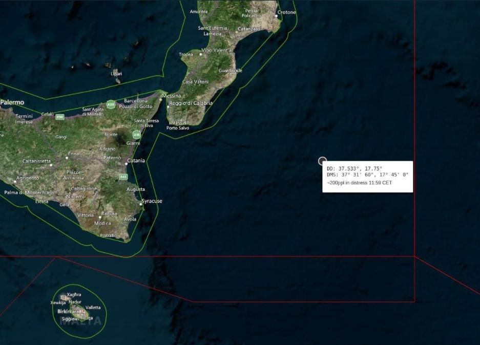 Soccorsa la nave con i 200 migranti in pericolo, ancora lunghe le operazioni di trasbordo