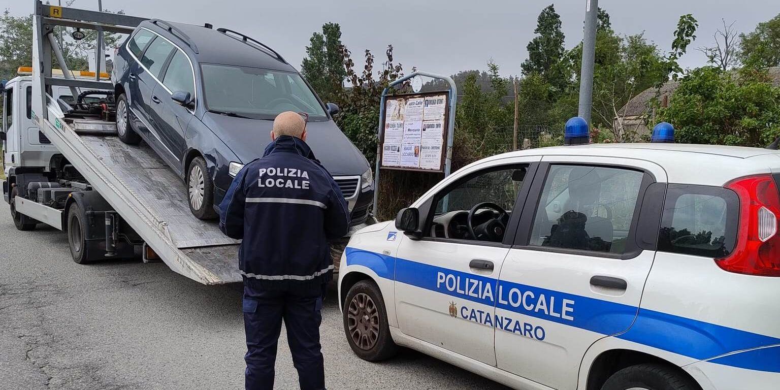 Auto e moto abbandonate a Catanzaro, nuova operazione della Polizia locale