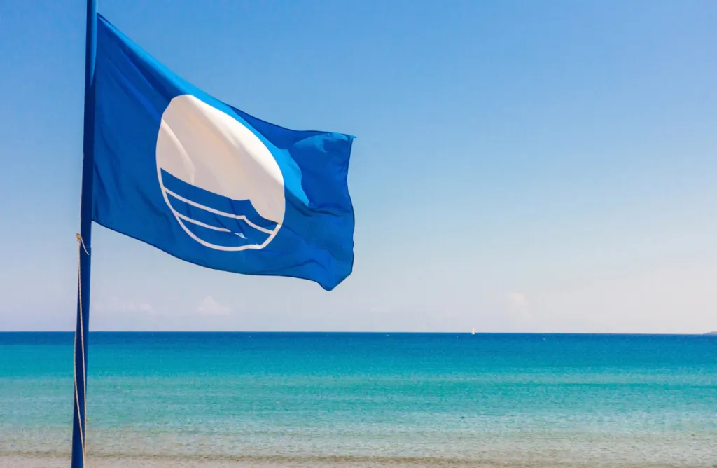 Calabria protagonista delle Bandiere Blu 2026: 4 nuovi ingressi. Occhiuto: «Siamo secondi in Italia»