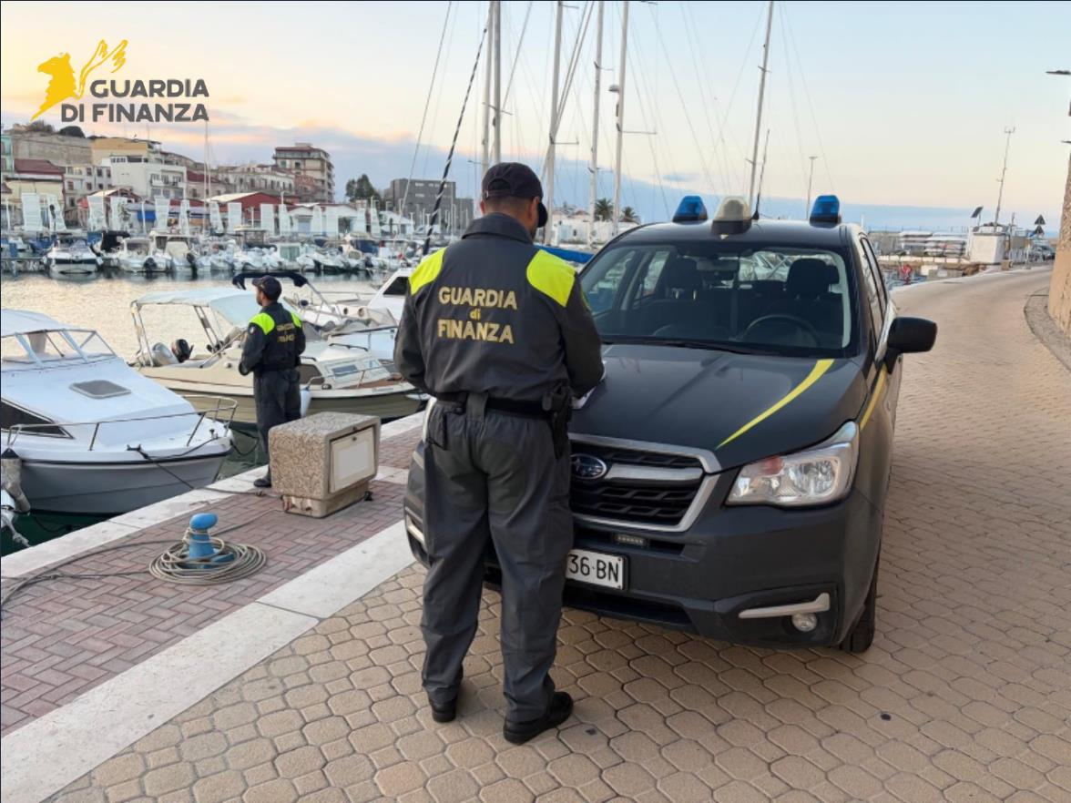 Controlli lungo il litorale crotonese, 15 sanzioni: sette riguardano moto d’acqua
