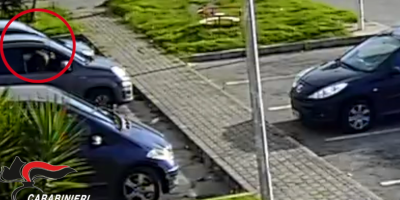 «L’ho buttata al volo»: la cocaina lanciata dall’auto e recuperata dai carabinieri a Cortale