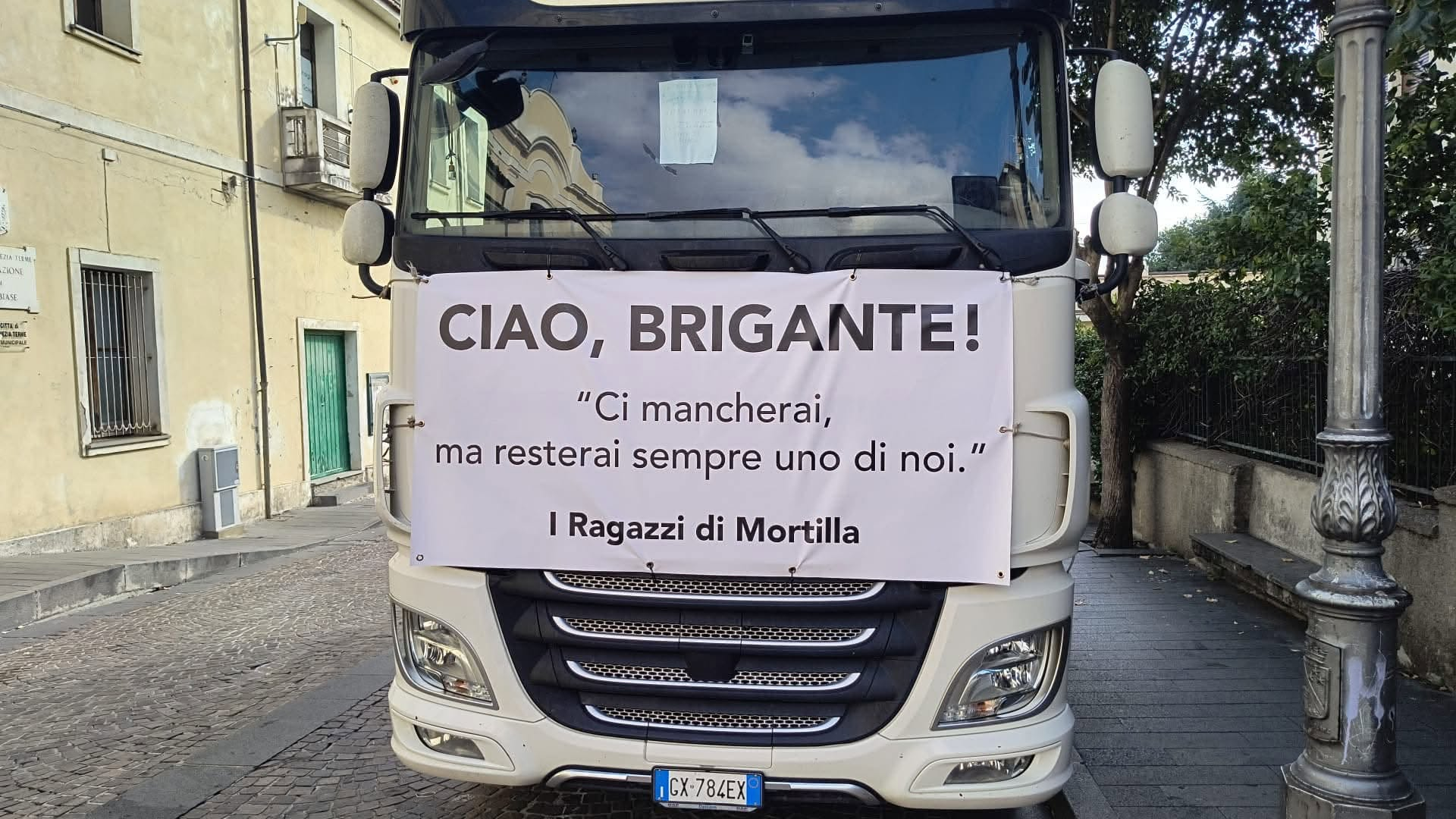 «Ciao, Brigante!». La protesta dei tir si ferma per l’ultimo saluto ad Antonio Ruberto – VIDEO