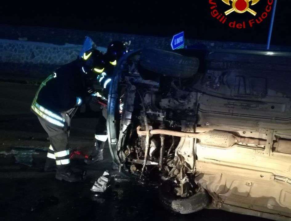 Auto si ribalta, intervento dei Vigili del Fuoco nel Vibonese