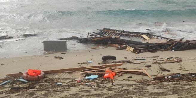 I “nocchieri” e gli “accessori” a bordo del “caicco”: così gli scafisti si erano divisi i ruoli