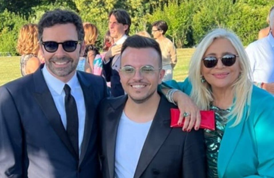 Fiori d’arancio per Matano: ha sposato il compagno Riccardo – VIDEO