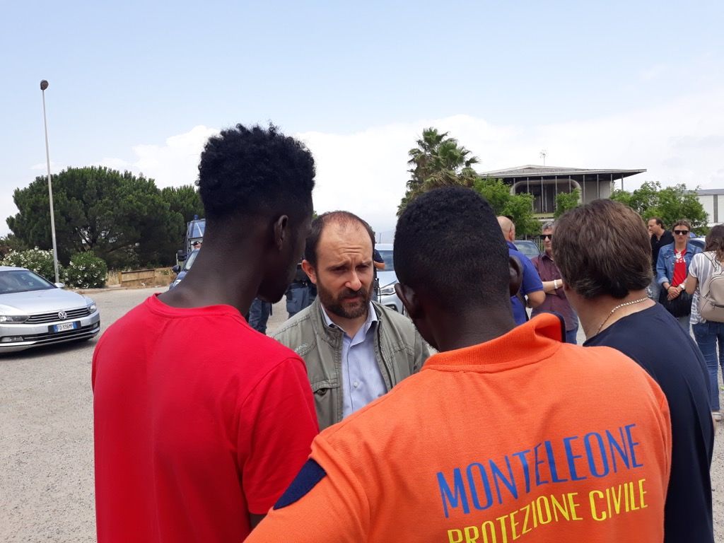 Il viaggio del Pd nella “pacchia” di San Ferdinando – VIDEO