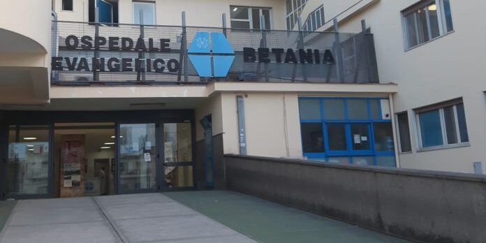 Ragazza uccisa a Napoli, si cerca il fratello