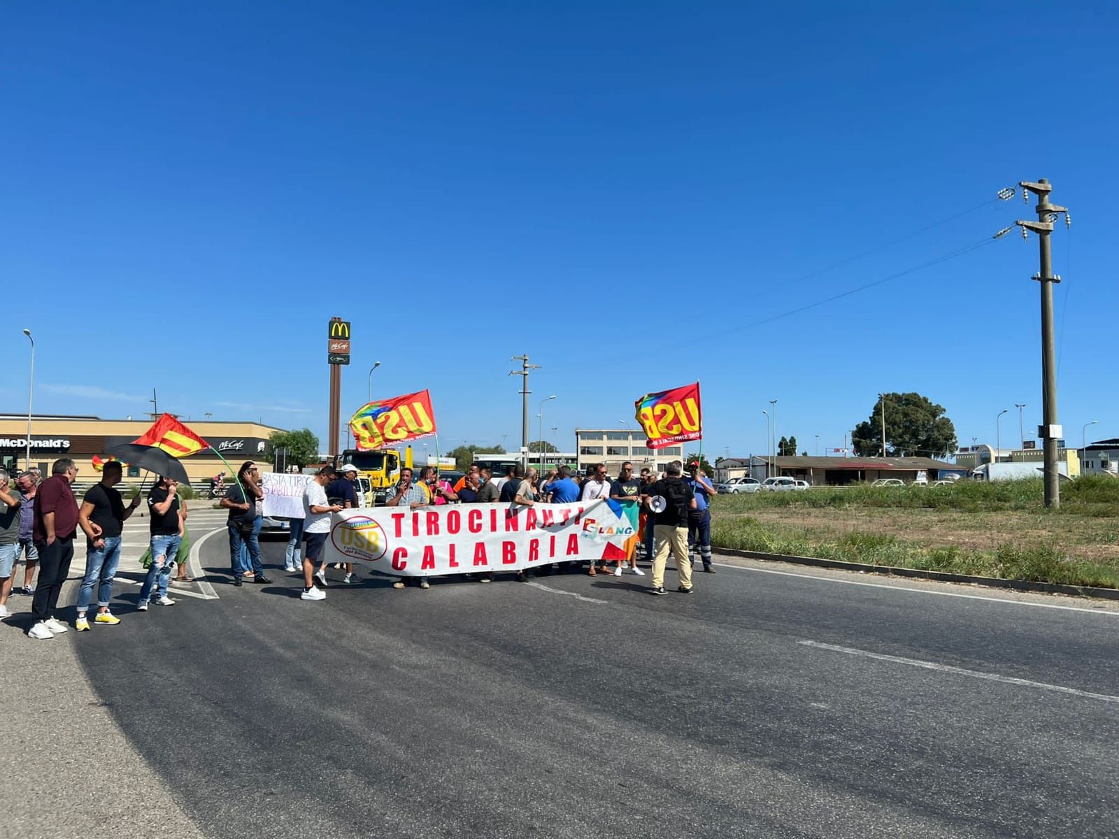 Crotone, sit-in dei tirocinanti calabresi: «A novembre scadono i contratti, la politica se ne occupi» – VIDEO