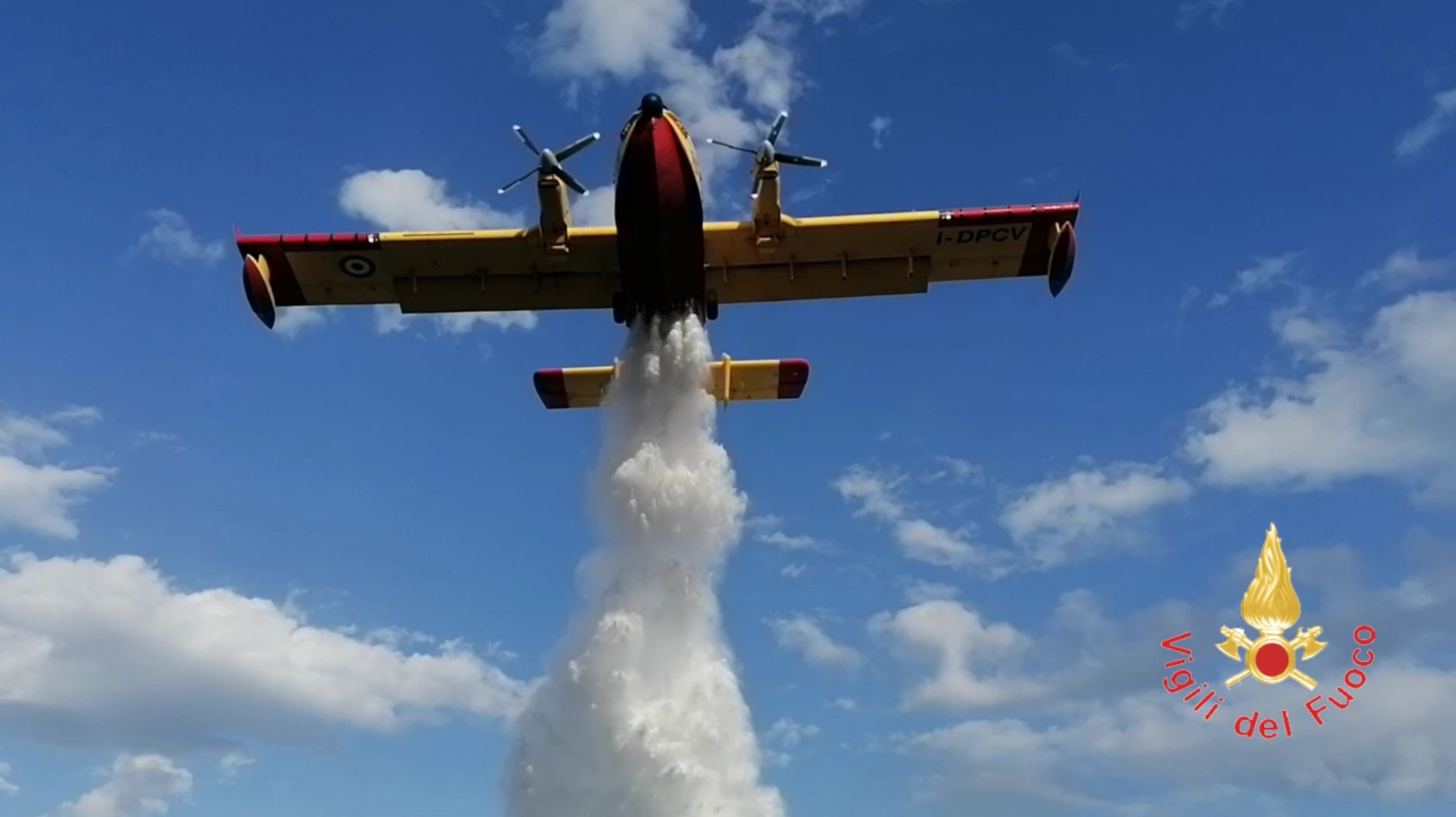 Vasto incendio a Trebisacce vicino ai cantieri della nuova SS106, in azione Canadair ed elicottero