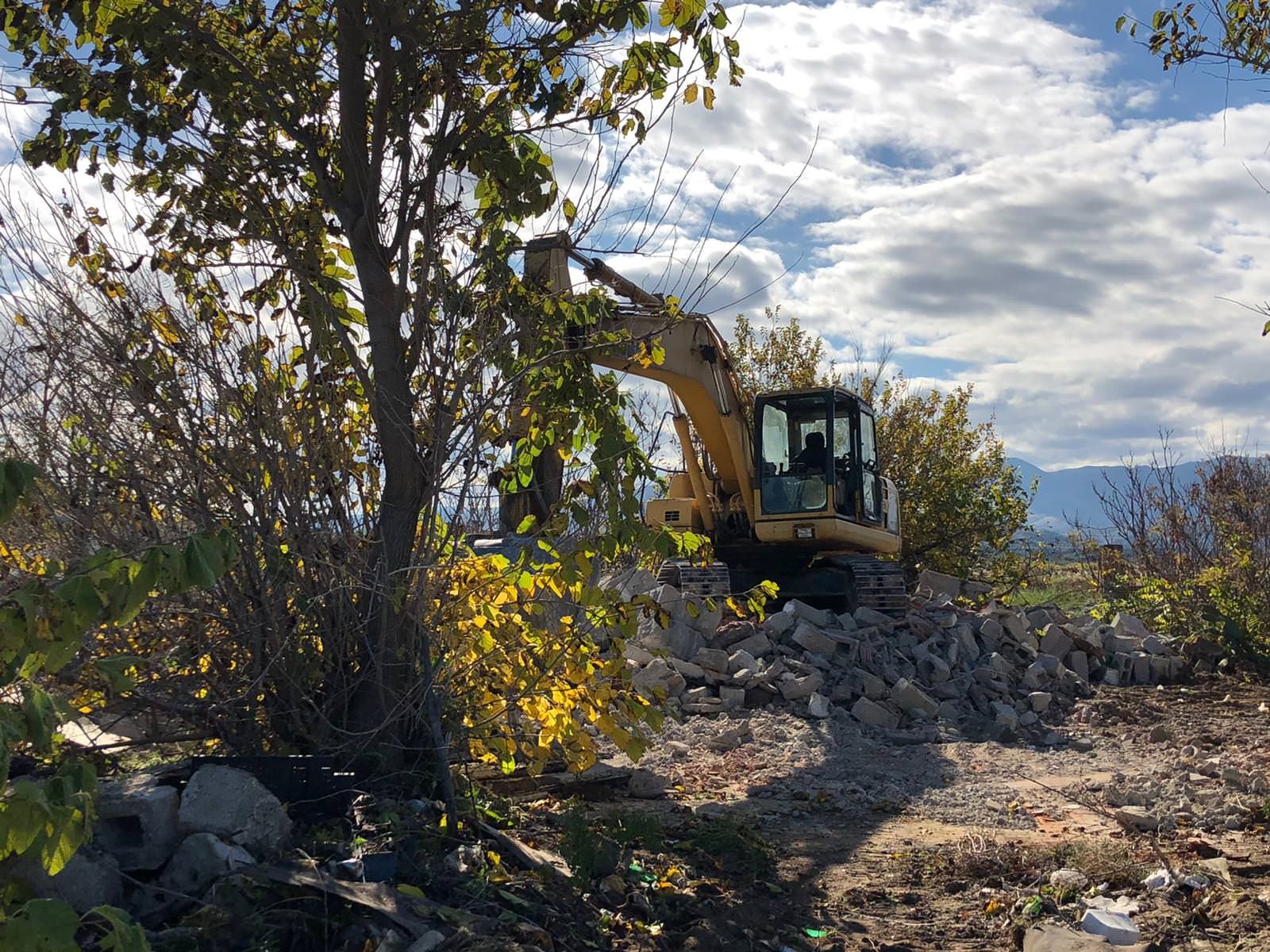 Demolita l'ultima villetta abusiva sul lungomare di Rossano, Novello: «Legalità ripristinata»