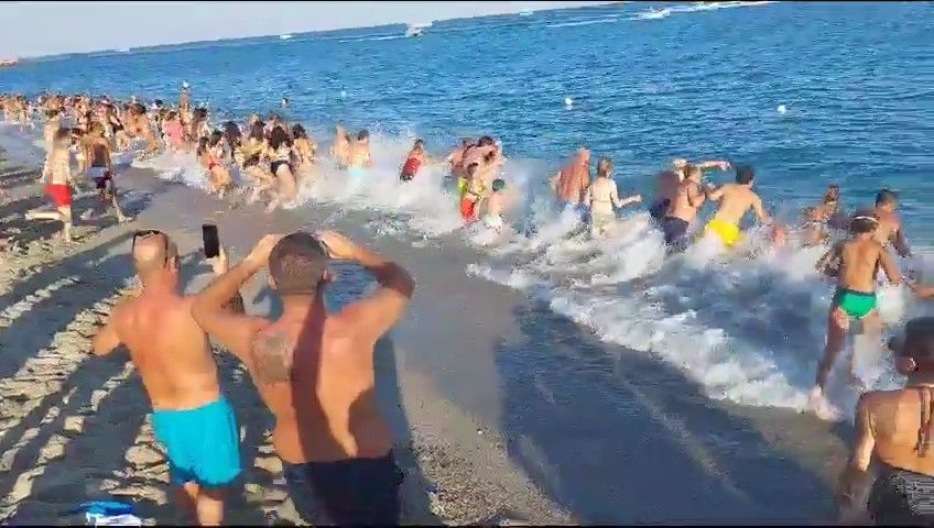 Un tuffo lungo oltre 3 chilometri, a Roccella Jonica è record del mondo – VIDEO