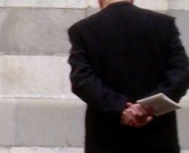 Lite con “Le Iene”, si dimette il parroco