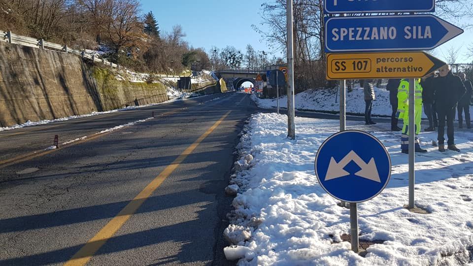 Niente più code nei week end: il semaforo sulla statale 107 sarà rimosso