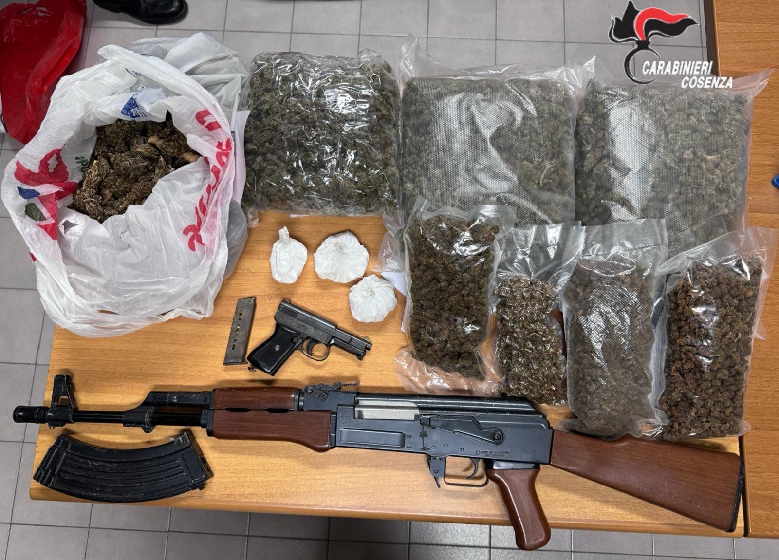 Blitz dei carabinieri, armi e droga nascoste in un casolare a Paola