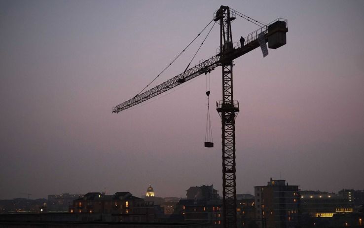 Sulla gru a 30 metri d’altezza per protesta