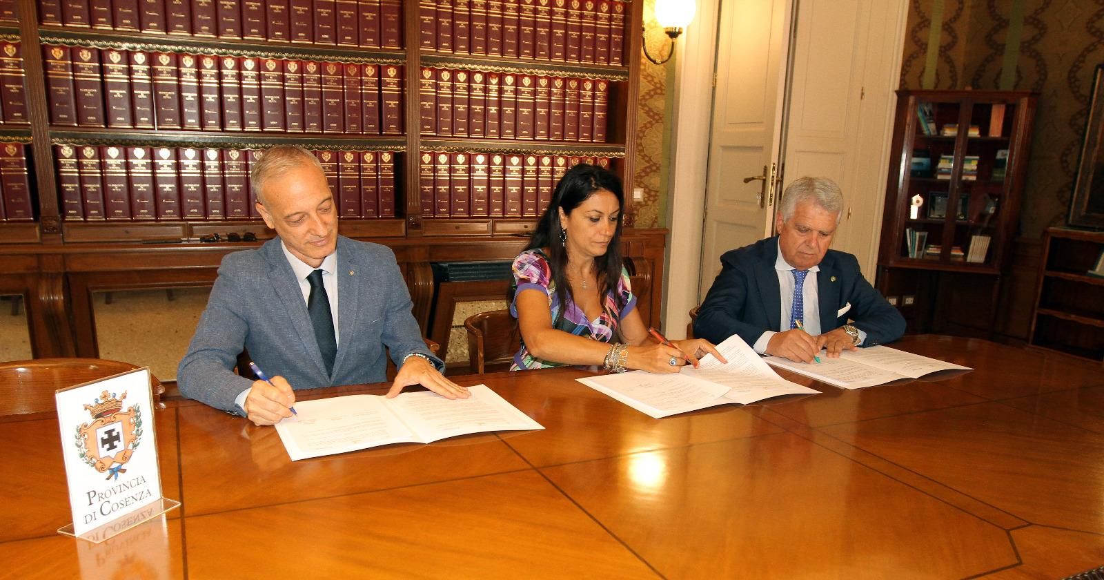 Contrasto all’inquinamento elettromagnetico, firmato in Calabria il primo accordo tra Anci, Corecom e Arpacal