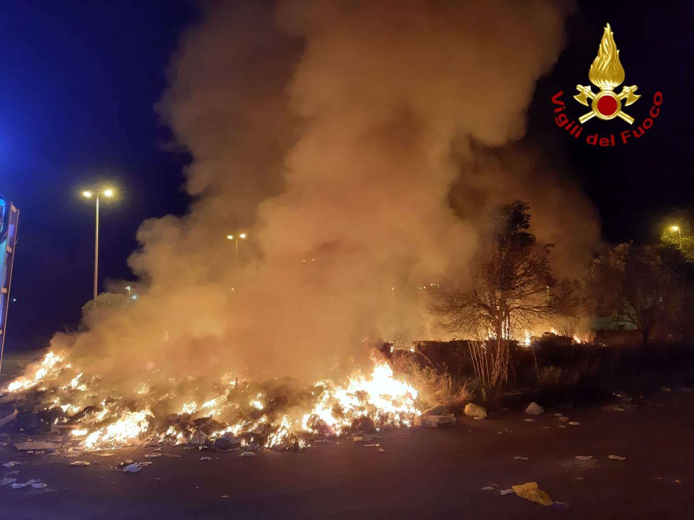 In fiamme rifiuti nel Vibonese, incendio doloso