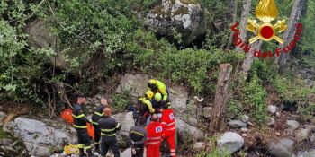 Giovane ferito bloccato in una zona impervia nel Crotonese : i vigili del fuoco lo salvano con l’elicottero – VIDEO