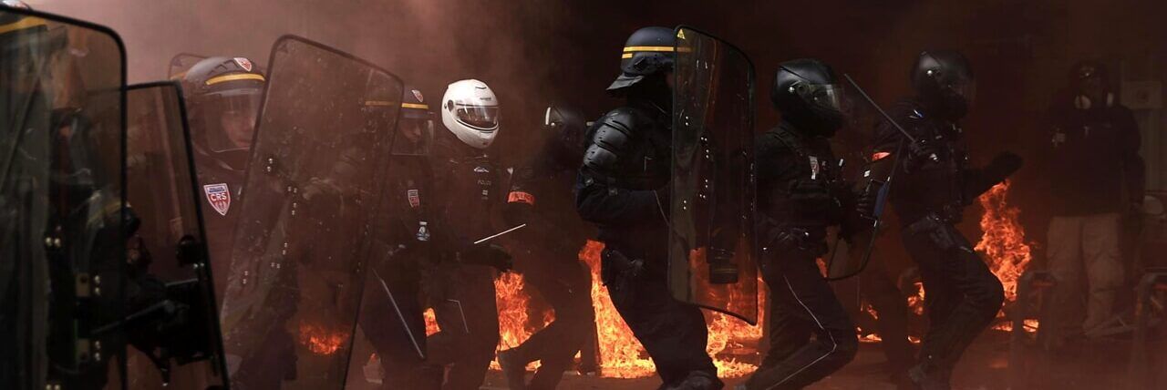 La Francia “brucia” ancora, migliaia gli arresti a Parigi, Lione e Nizza