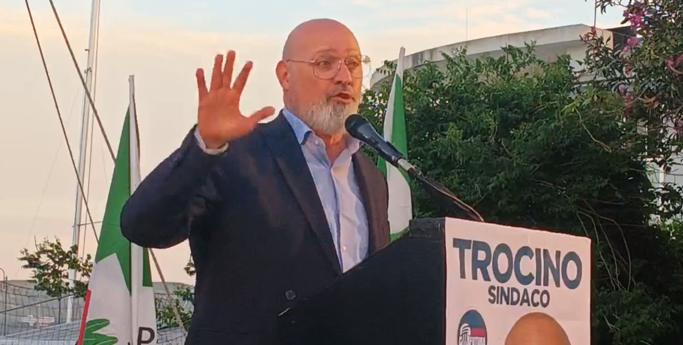 Bonaccini a Crotone: «Se il Ponte sullo Stretto è la priorità del Governo, siamo un Paese di matti»