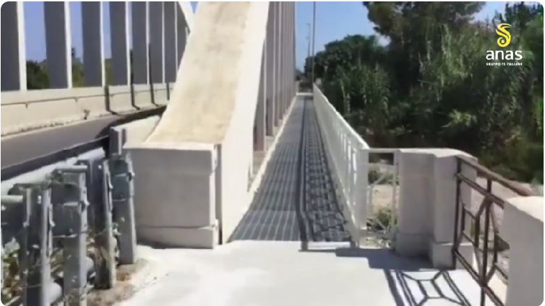 SS 106, completata la nuova passerella pedonale sul ponte Vodà a Badolato – VIDEO