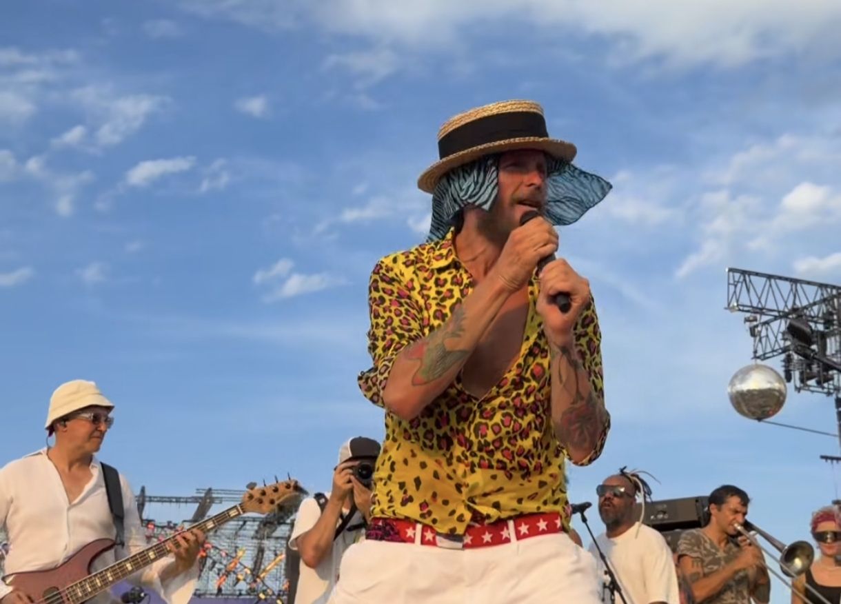 Jovanotti saluta Catanzaro: «Abbiamo spaccato, una gran giornata di rock’n’roll pitagorico» – VIDEO