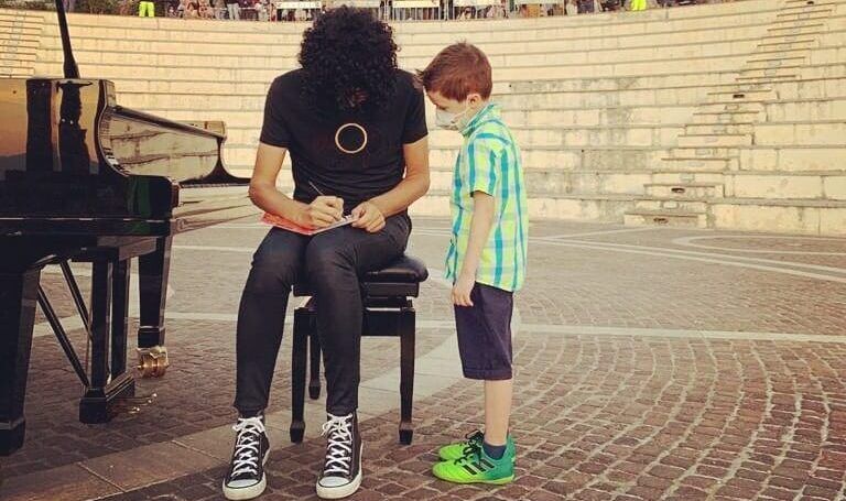 Allevi a Reggio «con il cuore gonfio d’emozione» – VIDEO