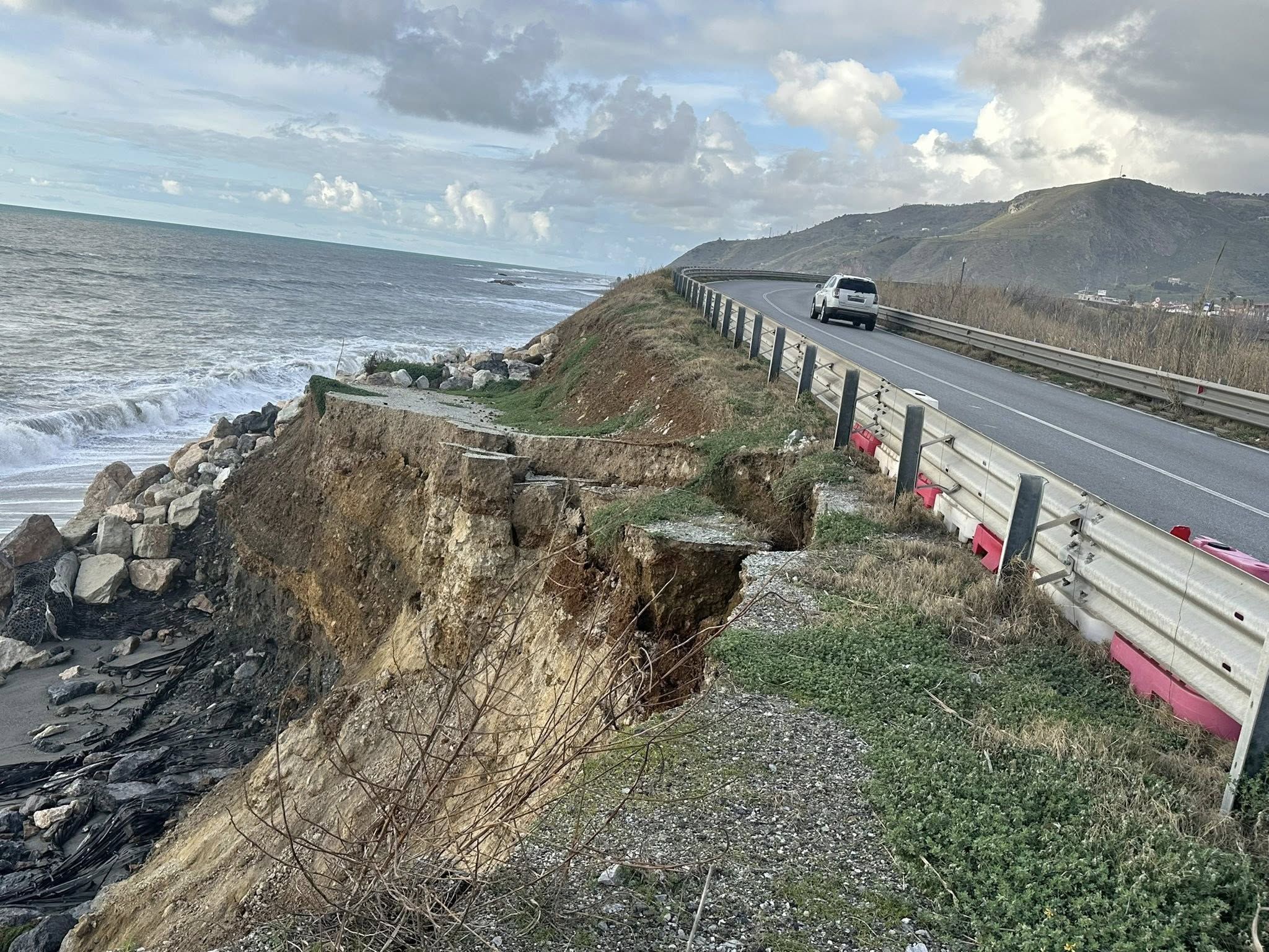Amantea, il mare “minaccia” la statale: l’appello del sindaco Pellegrino