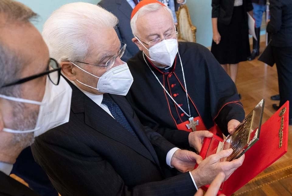 I bassorilievi di Affidato per il mezzo secolo della Ccee – FOTO