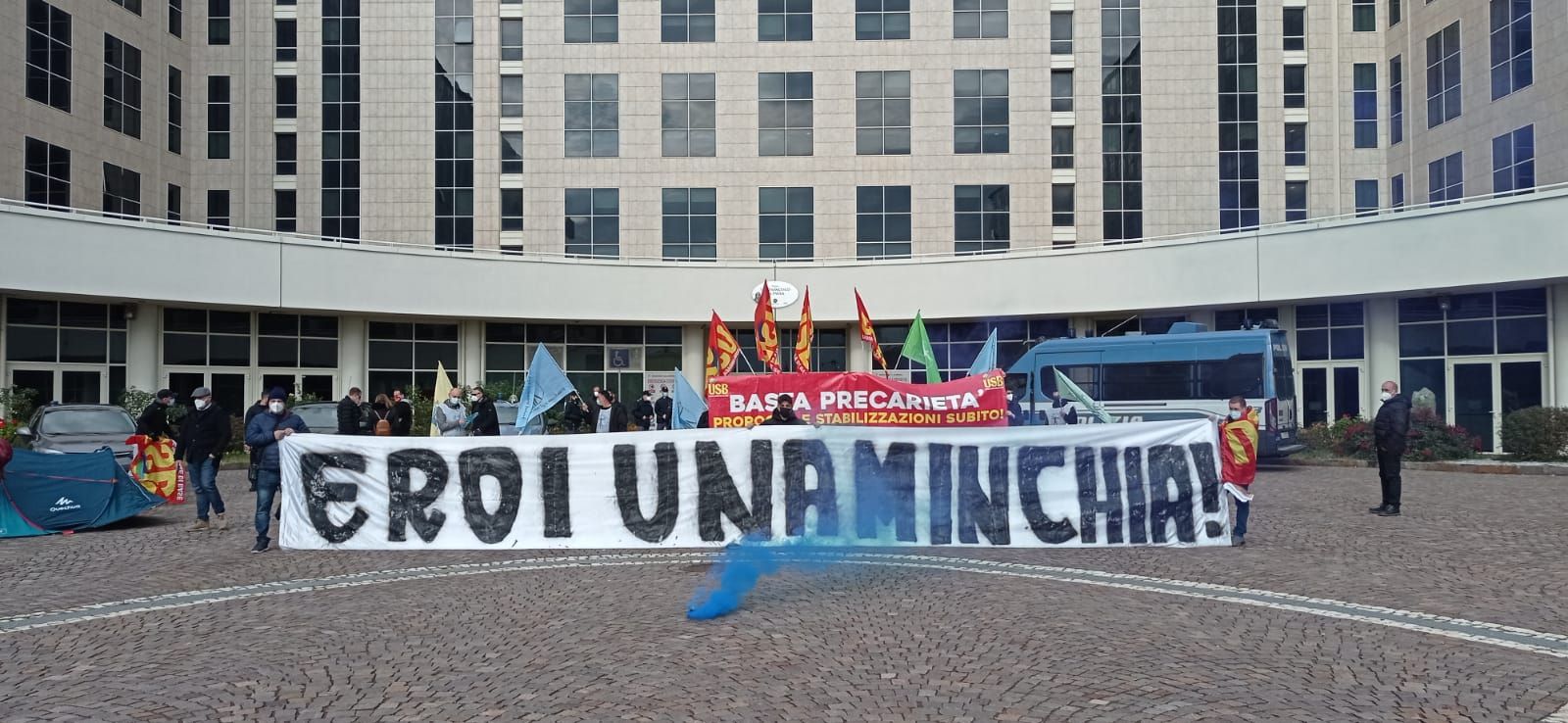 «Da angeli a disoccupati». I precari della sanità protestano alla Regione