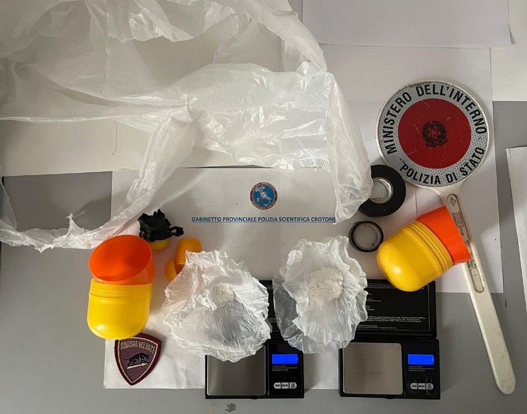 Cocaina nascosta dentro ovetti di plastica, un arresto a Crotone