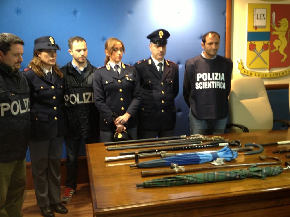 Ombrelli e bastoni trasformati in fucili per uccidere