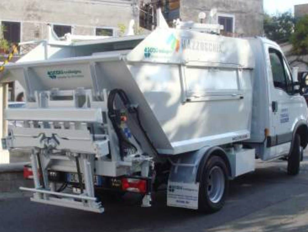 Raid contro "Ecologia Oggi": incendiato mezzo, ferito operaio