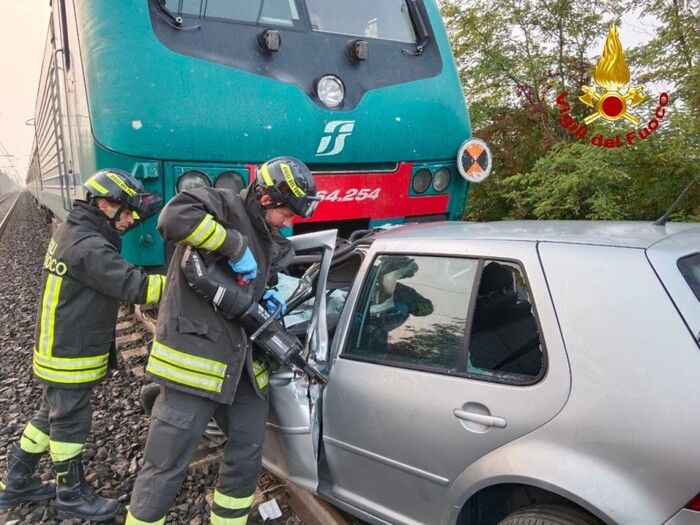 Auto senza conducente travolta da un treno al passaggio a livello: è giallo a Udine