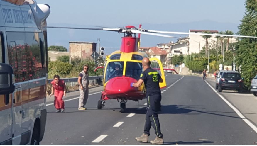 Scontro sulla 106 a Roccella Jonica: cinque feriti, uno è grave