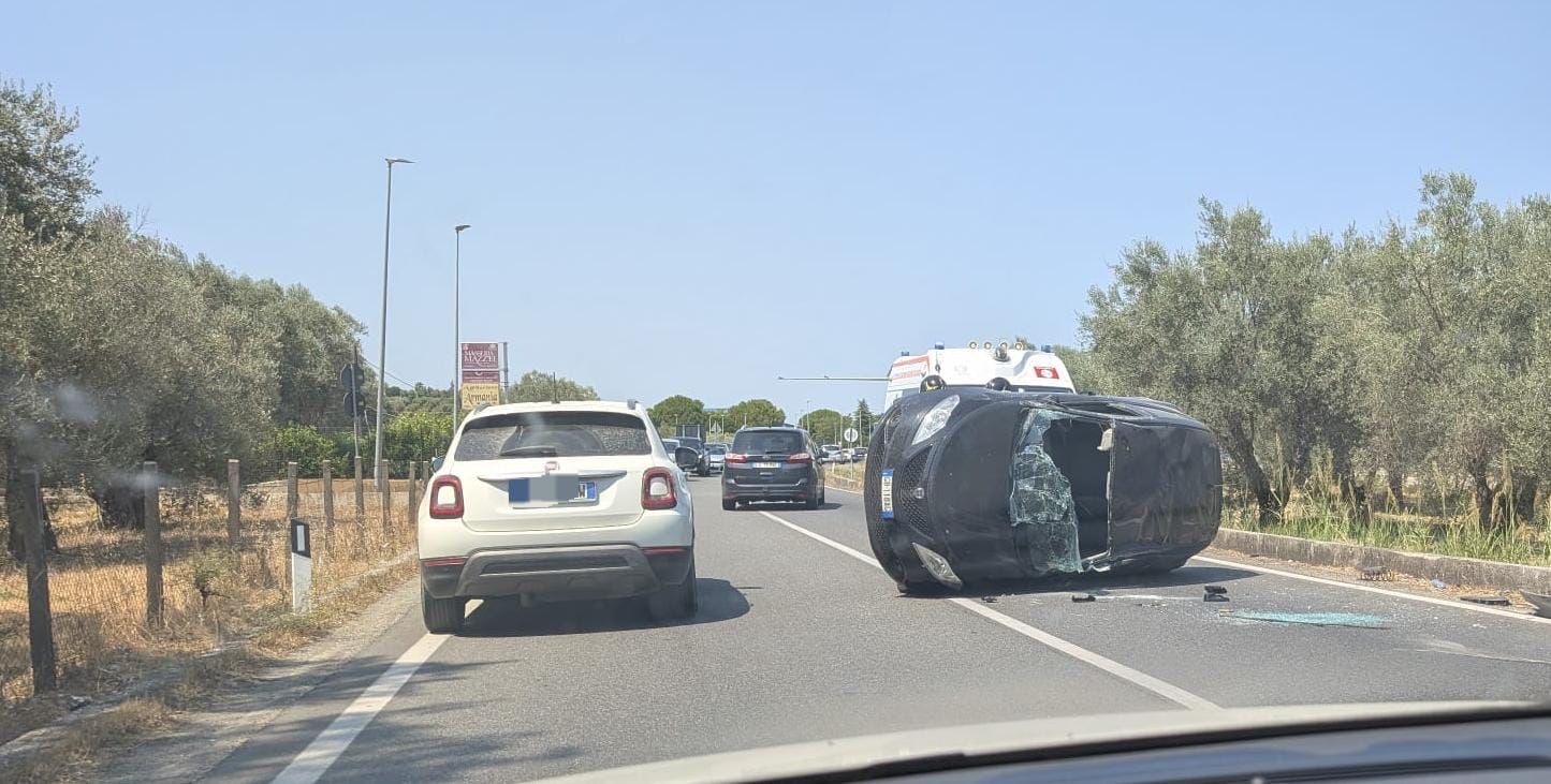 Incidente sulla SS106 a Corigliano Rossano, scontro tra due auto: tre feriti