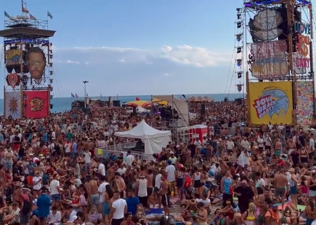 Esplode la festa a Roccella Jonica con il primo giorno di Jova Beach Party