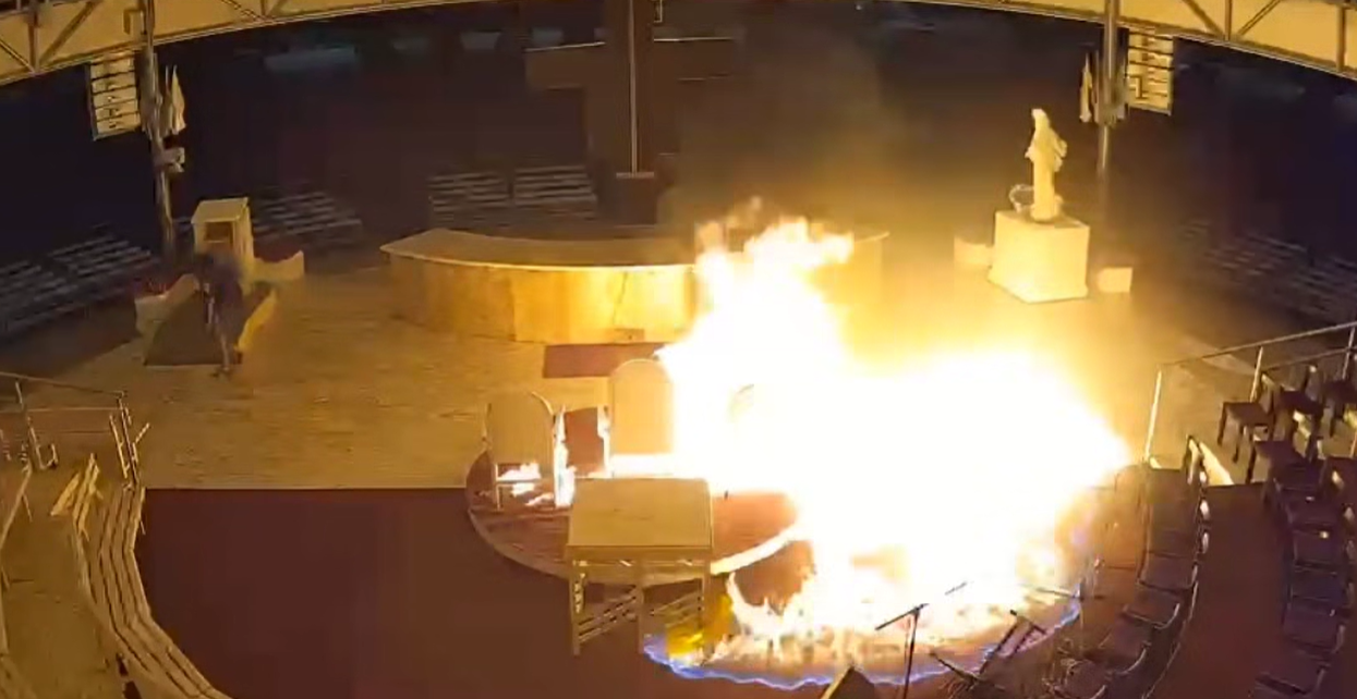 Medjugorje, altare in fiamme e sfregiate le statue della Madonna