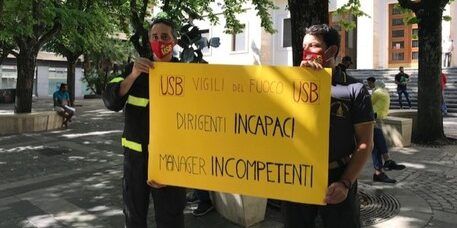 Cosenza, protesta dei vigili del fuoco. Vercesi: «Lasciati soli senz’acqua, né mezzi»