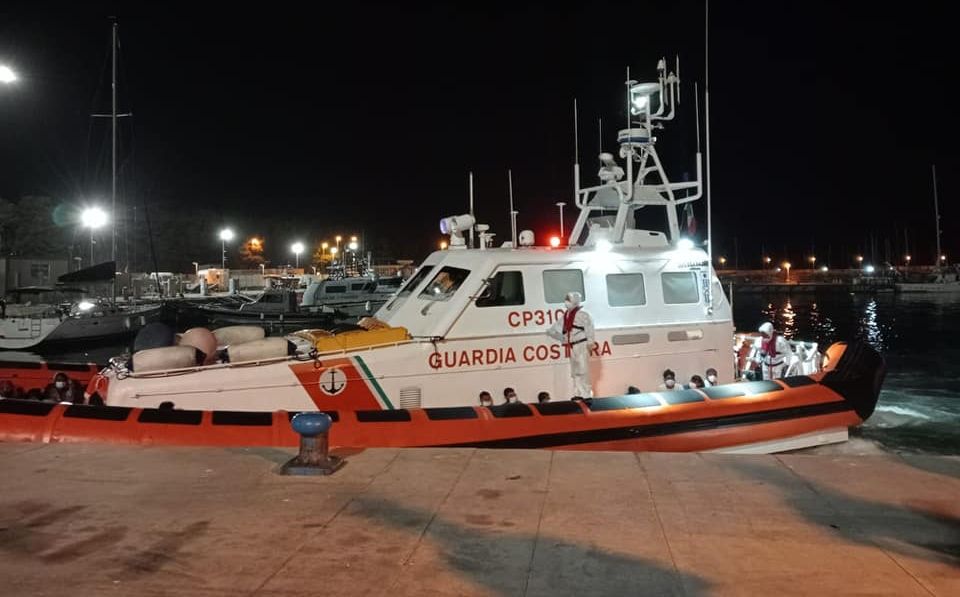 Roccella Jonica, 85 migranti soccorsi nella notte e condotti al porto