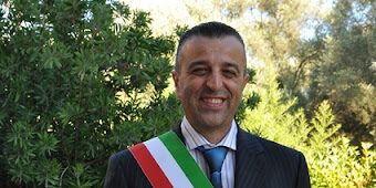 Scritte ingiuriose tracciate sull’auto del sindaco di Zambrone