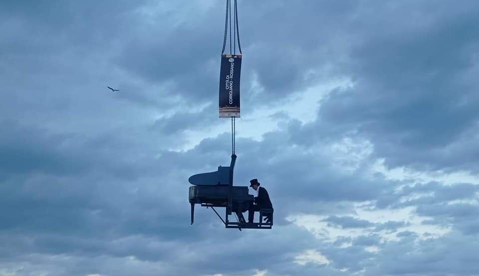 Zanarella, il «pianista fuori posto» incanta Schiavonea al tramonto – VIDEO