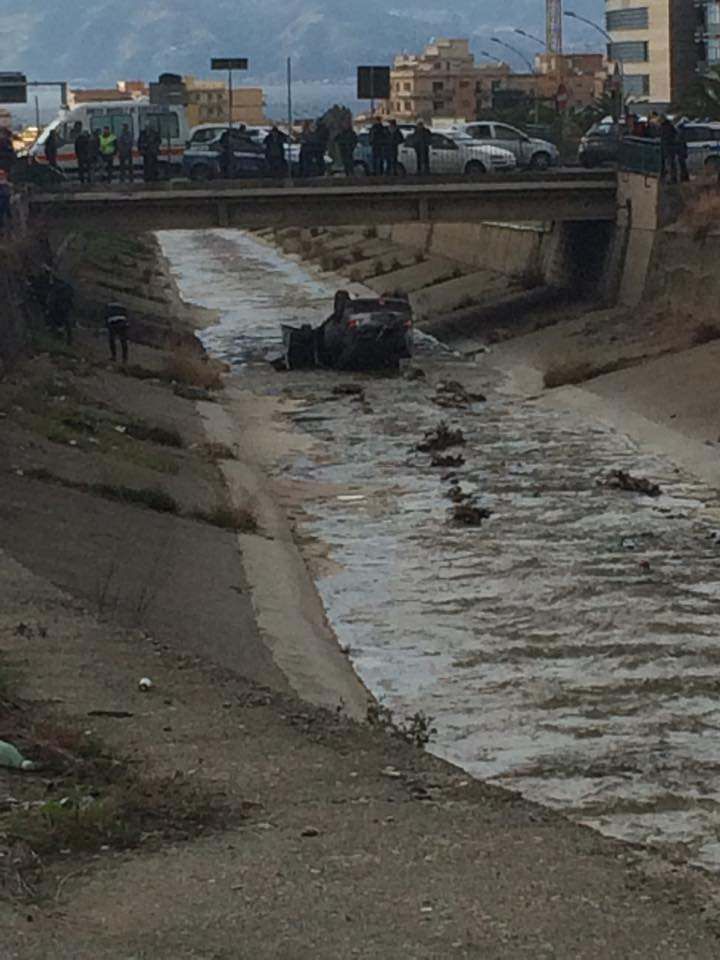 Reggio, auto esce di strada e precipita nel torrente Calopinace
