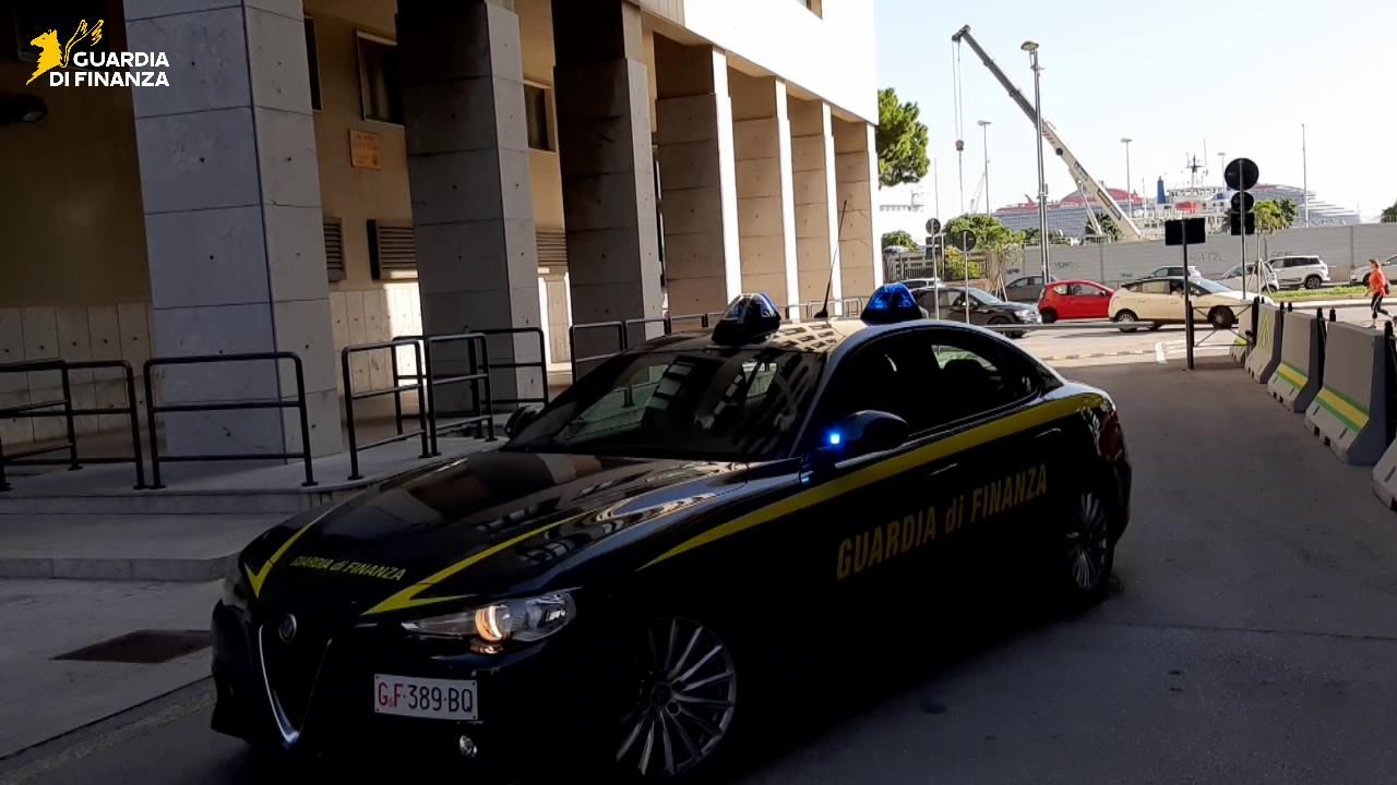 Timbravano, poi andavano al bar o a pescare: scoperti 14 assenteisti