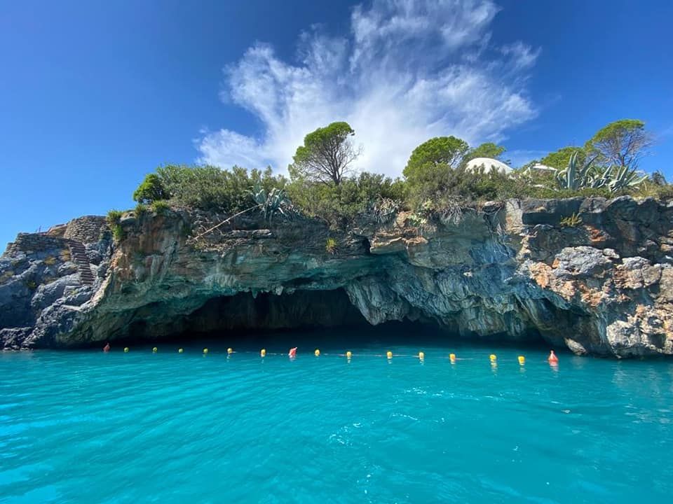Praia a Mare, interdette alla navigazione la grotta Azzurra e del Leone  – FOTO